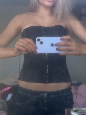 Svart fest topp - Säljer denna jätte fina topp, använd en gång. Korset topp??