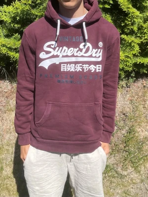 Vinröd hoodie Superdry - Superdry Hoodie  Säljer min Superdry hoodie i fint skick. Bekväm passform och perfekt för både vardag och fritid.  📦 Snabb frakt ✅ Bra skick 💯 Äkta Superdry  Storlek: M  #superdry #grisch #arkivet #arkivetstyle #streetwear #y2k #cleanfit #oldmoney #trend #fashion #outfit #style #hoodie #vintage #retro #fyp #explore #plick #vinted #sverige #kläder #streetstyle #casual #mode #fitcheck #aesthetic #wardrobe #fashionstyle #secondhand #preloved