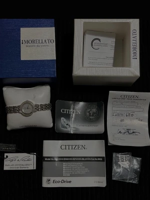 Citizen Elegance Ladies - EW9570-68D - Citizen Elegance Ladies - EW9570-68D  Skick: I befintligt skick som visas på bilderna. I vackert skick behöver ett batteribyte. Otroligt vackert! Speciellt urtavlan i pärlemor som glimmar så fint i solljus. Denna säljs för över 3000kr på andrahandsmarknaden!!! (samt slutsåld på vissa av de få sidorna denna funnits/finns på).  ”Märke - Citizen Ref.nr - EW9570-68D Kategori - Elegance Vattenskydd - 3 ATM” Går inte att lägga till mer text sök gärna på modellen🌸kan ta exakt mått på klockan sen✨