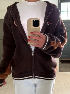 Brun stickad zip jacka/cardigan  - En jättefin stickad jacka/cardigan med dragkedja som endast är använd en gång! Köpte denna för 600 från Urban Outfitters💕 Den funkar perfekt som en tunn jacka 😊