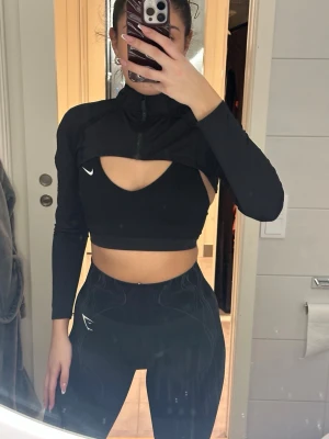 Hunkemöller kort träningstopp – NY med prislapp - Helt ny kort svart träningstopp från Hunkemöller, aldrig använd och med prislapp kvar. Köpt för 399 kr.  Perfekt att bära över sport-bh eller som snygg crop top till träning, gym eller athleisure-look. Mjukt och stretchigt material med riktigt fin passform.  - Prislapp kvar (nypris 399 kr) - Tidlös & trendig modell -  Rökfritt hem - Skickas snabbt