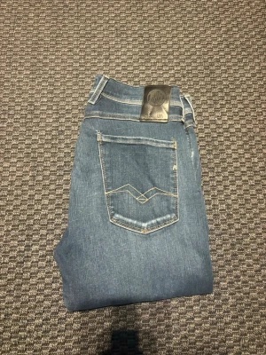 Blåa replay jeans slim - Ett par riktig schyssta jeans i en snygg blå färg och snygg passform. Jeansen har en snygg detalj på båda bak fickorna vilket gör att de sticker ut. Jeansen är i ett mycket bra skick och har inga skavanker. W30 L32. Fraktar inom 24 timmar! Hör av dig vid frågor!