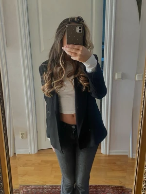 Kavaj - Svart kavaj från Filippa K. Axelvaddar. Kan gå ner i pris❤️