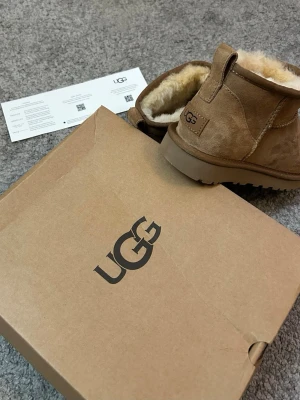 UGG:S skor  - Tja säljer nu ett helt par nya UGGs skor i storlek 39, dom ser riktigt bra ut.                                                Hör av er vid frågor!