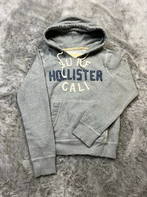 Hollister hoodie  - Säljer denna sällsynta och mycket eftertraktade Hollister hoodie | Storlek S | Skick 9/10 | Vid eventuella frågor hör gärna av dig och erbjuder bra pris vid köp av bundle 😁✅