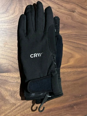 Svarta ridhandskar CRW oanvända - Nya, svarta ridhandskar från CRW. Stretchiga och fodrade. Storlek xs.