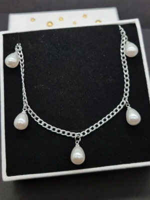 Silvrigt handgjort halsband med 5 pärlor - Fullt handgjort halsband 40-45 och 3mm kedja med 5 vita pärlor! Super fin för alla silver tjejer. 