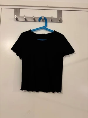 Svart ribbad topp - Fin topp i ett mycket bra skick 