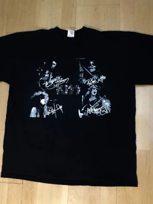 Kiss T-Shirt | XL / Extra Large - T-Shirt med Kiss tryck på framsidan.  Fruit of The Loom - Heavy Cotton. Extra Large (Mått finns på bilderna!) 100% bomull.  Se bilder.