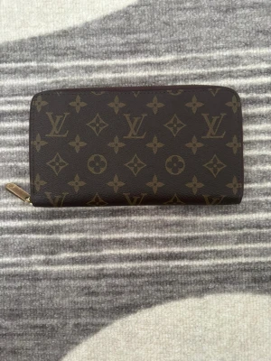 Lv handväska  - En helt oanvänd handväska från en känd varumärke jag skickar den på samma dag 