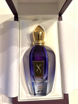 Xerjoff Comandante ca 95/100ml - Upptäck Xerjoff JTC Comandante i en exklusiv flaska med gulddetaljer. Perfekt för dig som vill sticka ut och addera en lyxig touch till din stil. Levereras i originalförpackning.