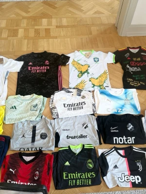 Samling av fotbollströjor från toppklubbar - Kom privat om vilken\vilka du är intresserad, så tar vi det där😊. Flera = bättre pris.