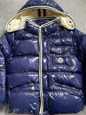 Blå moncler branson - En moncler branson som passar storlek L. Finns äkthetsbevis så bara att fråga, knappt använd sen den köptes😊