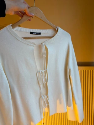 Kofta  - Lättstickad kofta med knytband. Strl XS men passar även en mindre S!