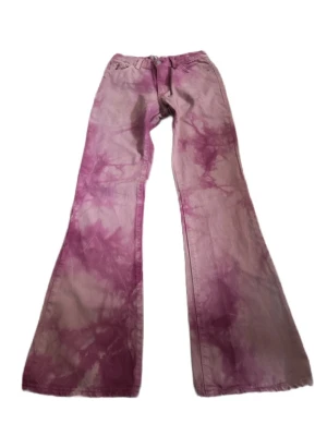 Unika rosa/lila vintage jeans  - Unika rosa/lila vintage jeans från Crocker! Se bilder för mått.