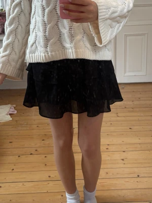 Svart volangkjol - Söt volangkjol från Chelsea i storlek xs. Jättefint skick💕