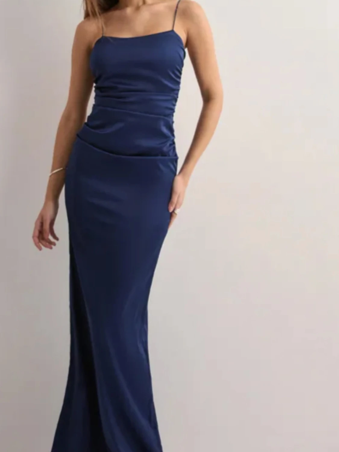 Marinblå långklänning med öppen rygg - 1