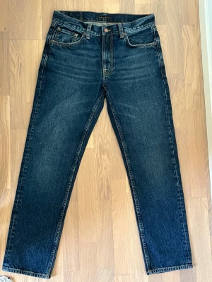 Nudie Jeans Gritty Jackson - Ett par Nudie Jeans av Gritty Jackson modell, köpta på NK i Stockholm |                                  W30 L30 |                                                          Mycket stilrena, passar till det mesta |              Snabb leverans och skickas samma dag | Jeansen är knappast använda, endast fåtal gånger |