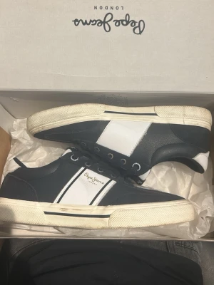 Valentino flycrew 40 - Valentino flycrew look a like storlek 40.                             Skorna är inköpa i somras men bara använda 1 gång.     Köpte dem för ca 699kr säljer för 399kr pris diskuterbart. Kvitto finns.                                  Hör av er om ni undrar något