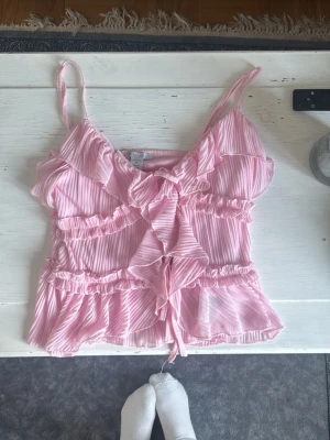 Rosa blus - super fin volang rosa blus. V ringad och är väldigt stretchig. priset kan diskuteras!💕