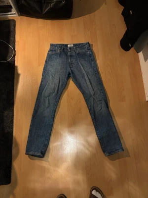 Jack and Jones jeans LIMITED EDITION - Säljer ett par klassiska blå jeans från Jack & Jones, limited edition modell 'Relaxed Chris'. Jeansen har rak passform, fem fickor och knappgylf. Tillverkade i slitstark denim med en snygg tvättad look. Perfekta för en avslappnad och trendig stil.