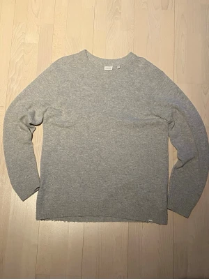 Stickad tröja  - Tjena! Säljer nu denna extremt stilrena stickade tröjan från Solid. Storlek XL och i princip nyskick. Priset är ej hugget i sten så hör av dig vid minsta fundering:)