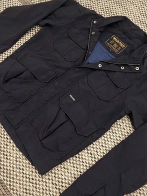 Woolrich field jacka, mörk blå  - Woolrich field jacket- säljer denna as feta field jackan som är perfekt för våren, nypris ca 8000 mitt pris 800, bilderna är från Vinted då jag säljer där med så om ni tycker det ser konstigt ut med hjärtat i hörnet så är det från mig fast på Vinted! Skriv frågor🙌💛