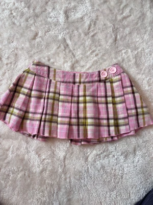 Mini skirt - Mini kjol från Paul Frank i stl XS/S, inga bilder på för den är för stor på mig. Har en dragkedja på sidan och söta knappar för dekoration. 