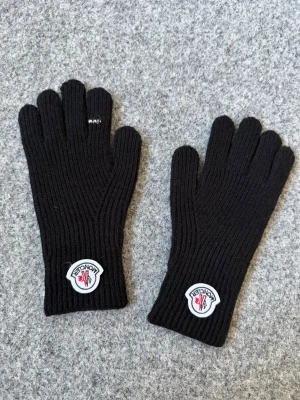 Mncler black cloves - One size fits all. As new, ask DM for more pics