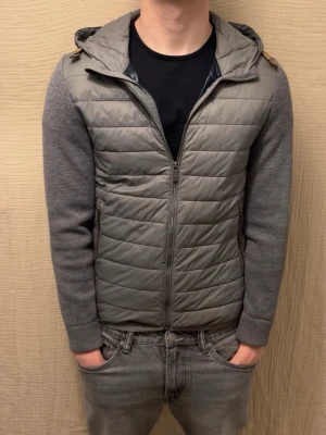 Massimo dutti hybrid cardigan - Storlek S | Massimo dutti | jackan är i väldigt fint skick | Normal passform | väldigt populär modell av Massimo dutti.