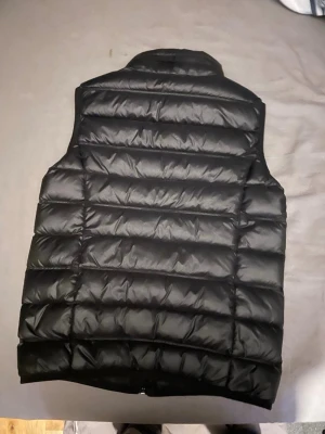 Svart dunväst från EA7 Emporio Armani äkta - Snygg svart dunväst från EA7 Emporio. Slutade andvända den för den blev för liten 