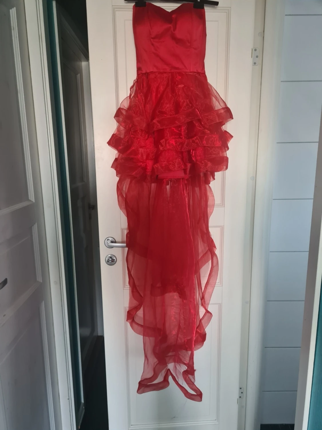 Röd balklänning med volanger