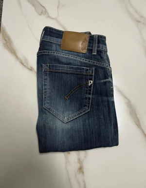 Dondup jeans - Säljer nu ett par riktigt feta Dondup jeans. Lappen där storleken står är tyvärr avklippt så här är måtten istället: midjan är 37,5 cm och längden från midjan och ner är 97 cm. Om du har några fler funderingar så är det bara att fråga på! ❇️