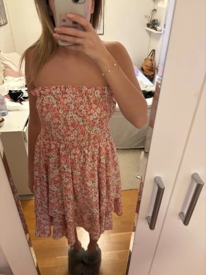 Blommig klänning  - Klänning från Shein 