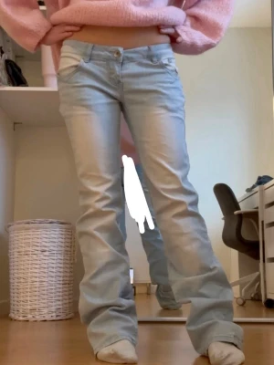 Ljusblå bootcut jeans - Midjemått: 37 cm, innerbenslängd 83 cm 