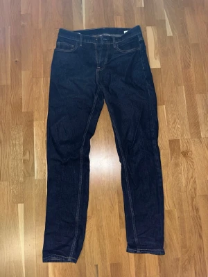 Vailent jeans - Mörkblå - Säljer ett par snygga och välsittande jeans från Vailent. Dessa jeans är i en klassisk mörkblå färg och är perfekta för alla tillfällen! De är bekväma, stilrena och lätta att matcha. Knappt använda.  *   Storlek: W29 L32