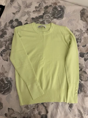 Ljusgrön tröja från ZARA  - Ljusgrön långärmad tröja från ZARA✨ I storlek M men passar även S! OBS. den är skrynklig - inga defekter.