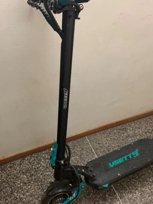 Elsparkcykel VSETT 9 svart/turkos - 48V 21Ah LG-batteri (löstagbart), laddtid 2 timmar ingår en vanlig laddare och en snabbladdare, upp till 100 km räckvidd. Dubbla 650W-motorer, toppfart upp till 60 km/h, single/dual-läge. Räckvidd: ca 70–100 km (eco), 50–60 km (dual). Dubbel fjädring fram och bak. Trumbromsar med E-ABS. NFC-lås, blinkers, horn, IP54-klassning. LED-belysning, vikbart styre. Vikt 27 kg, maxlast 120 kg. Vid intresse får ni skriv till mig för du måste hämta upp den för produkten överstiger post viktgten 