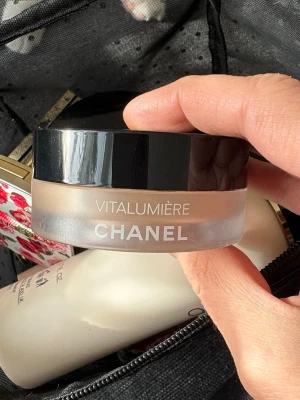 Chanel Vitalumière Foundation N°40 - Säljer Chanel Vitalumière foundation. Ca 70% kvar. I fint skick, se bild.