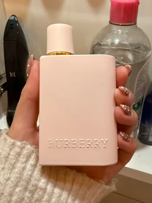 Burberry Her Intense Eau de Parfum 50ml - Säljer denna parfym helt ny! Råkade köpa intense varianten istället för den vanliga och doften var inte riktigt min stil. Kartongen bröt jag upp då jag antog att jag beställt rätt, men har endast testat den en gång och insåg direkt att de var fel parfym. Orderbekräftelse finns som visar att jag precis köpte den. Kan såklart skicka bild på flaskan 