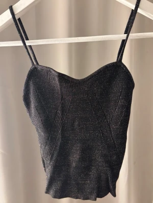 Glittrig topp - Säljer denna glittriga toppen från h&m som aldrig är använd! Perfekt till nyår eller när man vill vara lite extra uppklädd😍