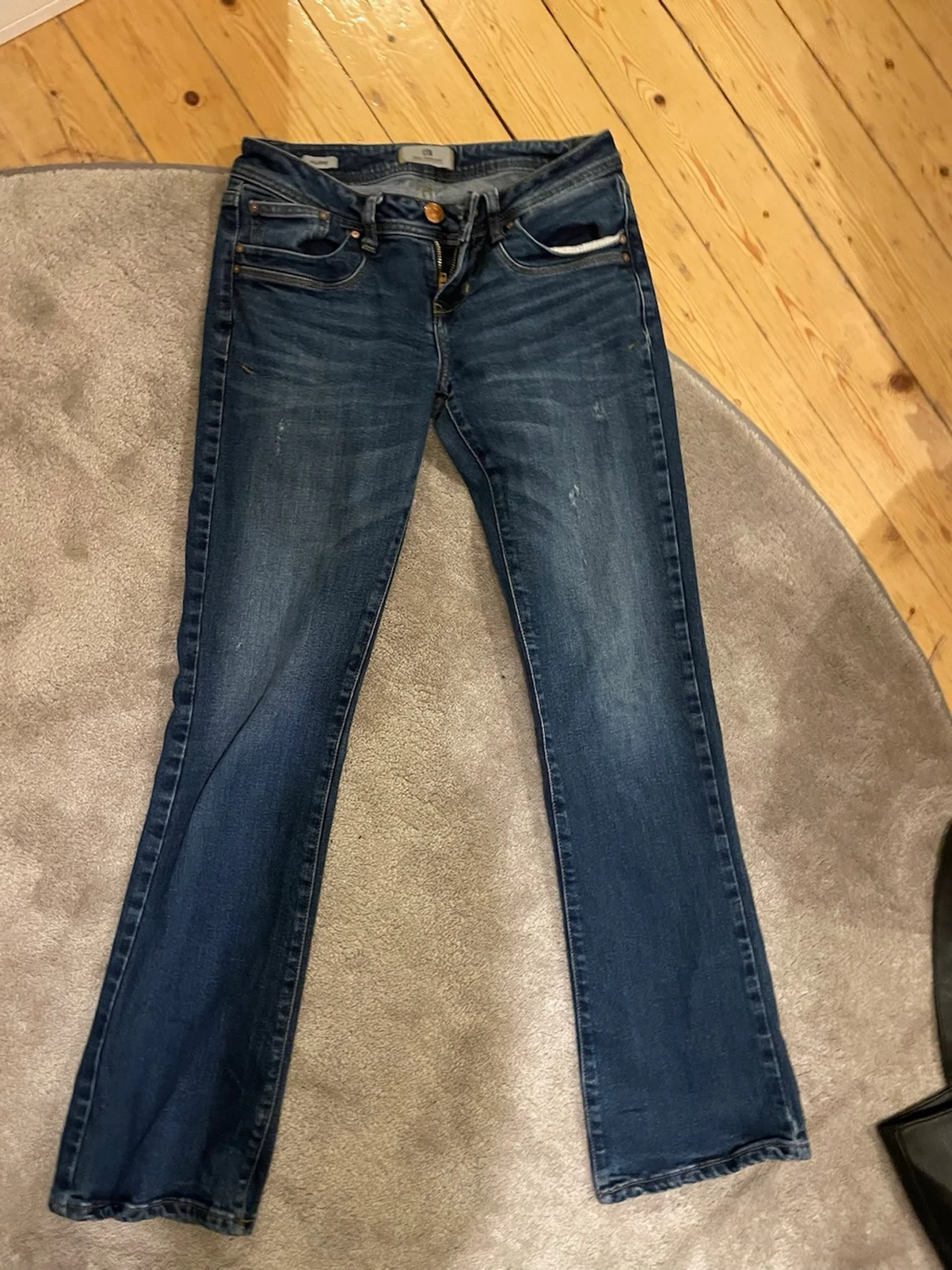 Mörklblå jeans