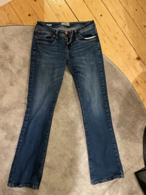 Mörklblå jeans - Säljer mina ltb jeans som tyvärr blivit för snå för mig. De är utsvängda och har lute "slitningar" där fram. De är i modellen Valerie och strl W27 L32