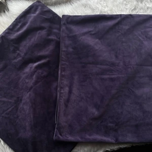 Mörklila sammetskuddfodral - Två kuddfodral i mjuk mörklila sammet. Fodralen har en fyrkantig form och ger en lyxig känsla till soffan eller sängen. Perfekt för att addera färg och stil till rummet. 50*50 cm