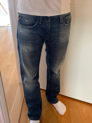 jeans från Replay - Unika Replay jeans som inte säljs längre. Använda ca 5-10 gånger. Jag är 173 på bilden. Storlek 29/30. 