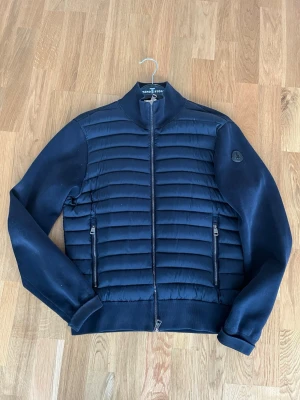 Moncler black label cardigan - Hej! Säljer nu denna sjukt snygga marinblåa moncler black label cardigan! Nypris 14.000kr. Size M passar S(liten i storlek) skick 8/10 lite slitna muddar annars superfin! Garanterad äkthet(550+ nöjda kunder) hör av dig vid frågor eller funderingar 🤩