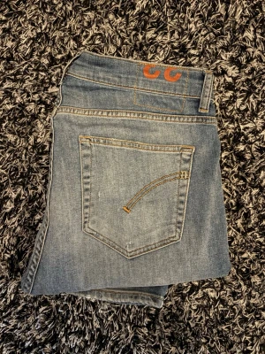 Dondup jeans - Säljer nu mina dondup jeans i toppskick, prislapp finns och jeansen är eftertraktade, med denna kvalitet hittar du inte bättre, vid frågor är det bara ställa och pris kan diskuteras! Nypris: 3000kr | Mitt pris: 700kr | Köper du dessa så är dom som nyköpta i butik!