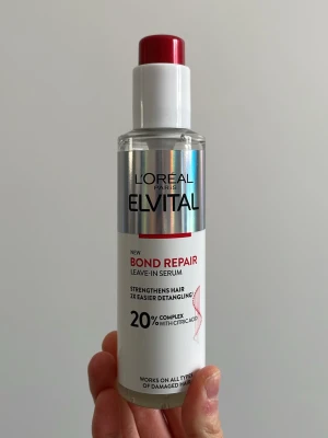 L'Oréal Elvital Bond Repair Serum - 🧴 l’oréal elvital bond repair serum. ✨ reparerar och stärker skadat hår utan att tynga ner. 📦 använd 2 gånger! postar inom 1-2 dagar!