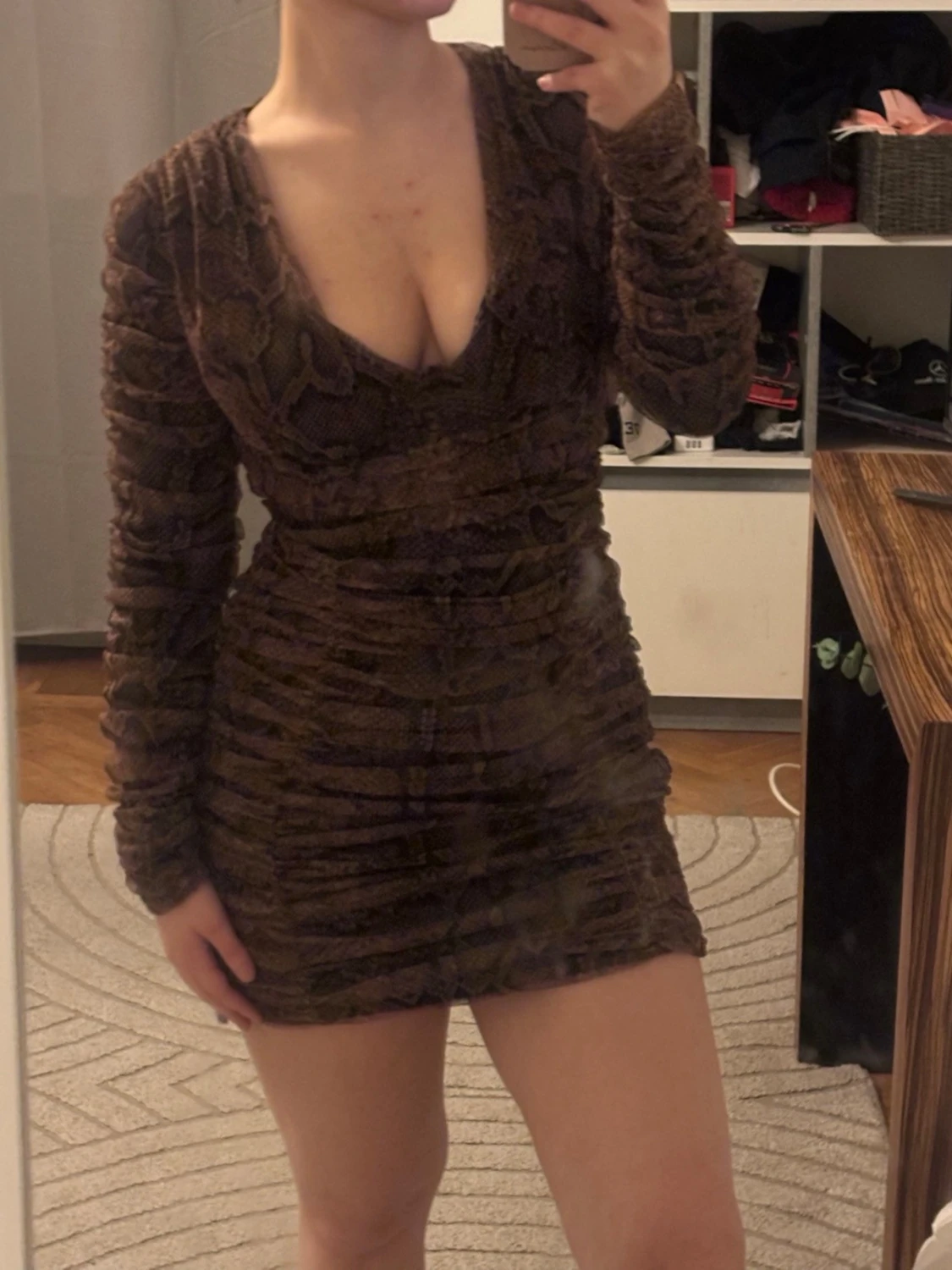 Brun kort klänning med ormmönster - 4