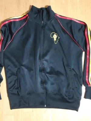 Reggae Jacka / Zip Tröja | XL / Extra Large | Retro Y2K - Jacka / Zip Tröja med Reggae tryck på framsidan och baksidan.  REGGAE. XL / Extra Large (Mått finns på bilderna!) 100% bomull.  Se bilder.